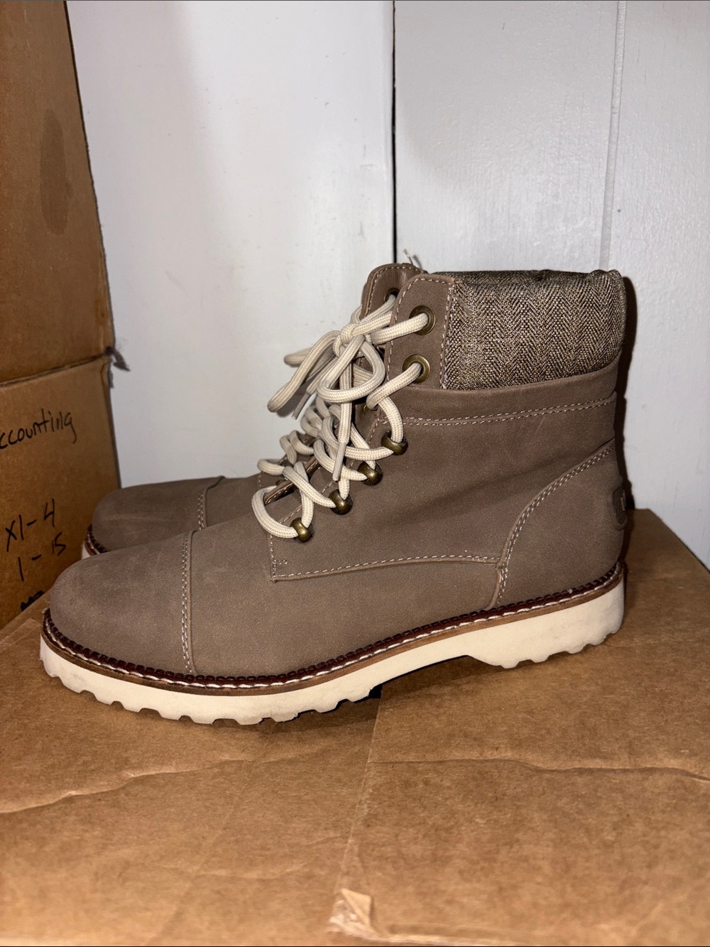 Nautica Taupe Men's Lace-Up Chukka Boots with Cream Soles size 8.5